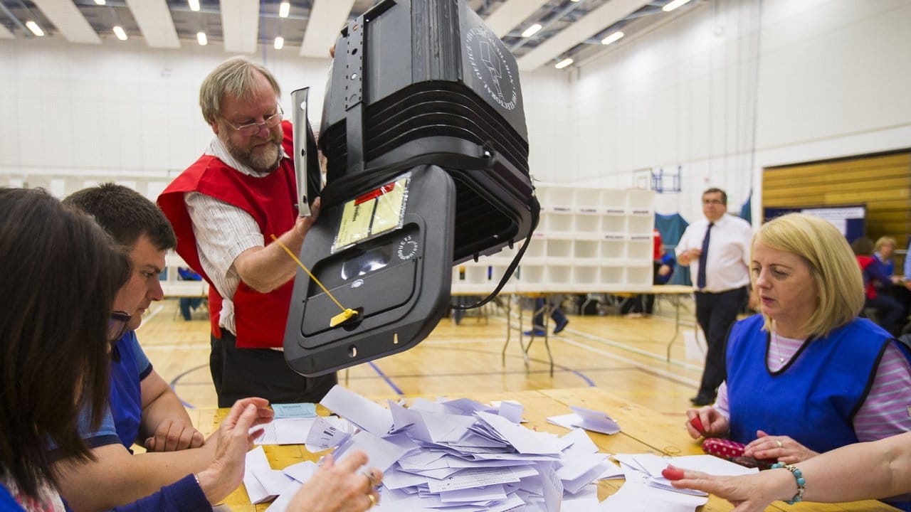 Wahlhelfer zählen im britischen Omagh Stimmzettel aus.