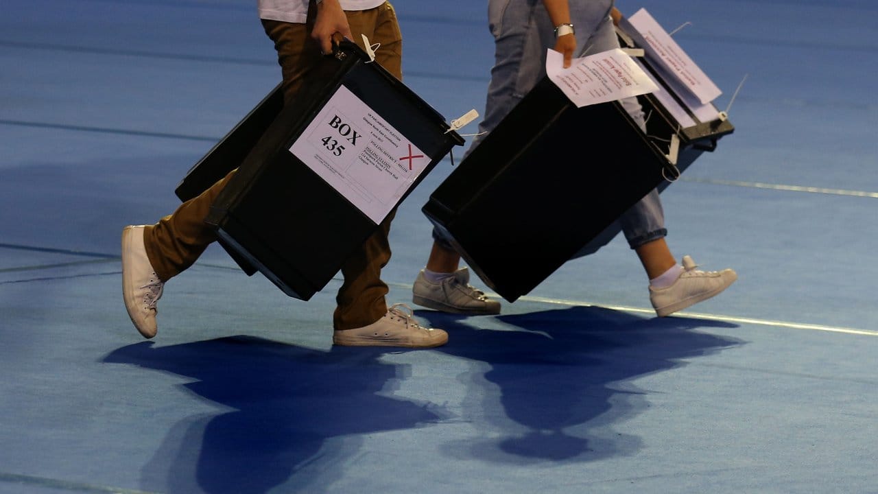 Wahlurnen werden in Glasgow zur Auszählung in die Emirates Arena gebracht.