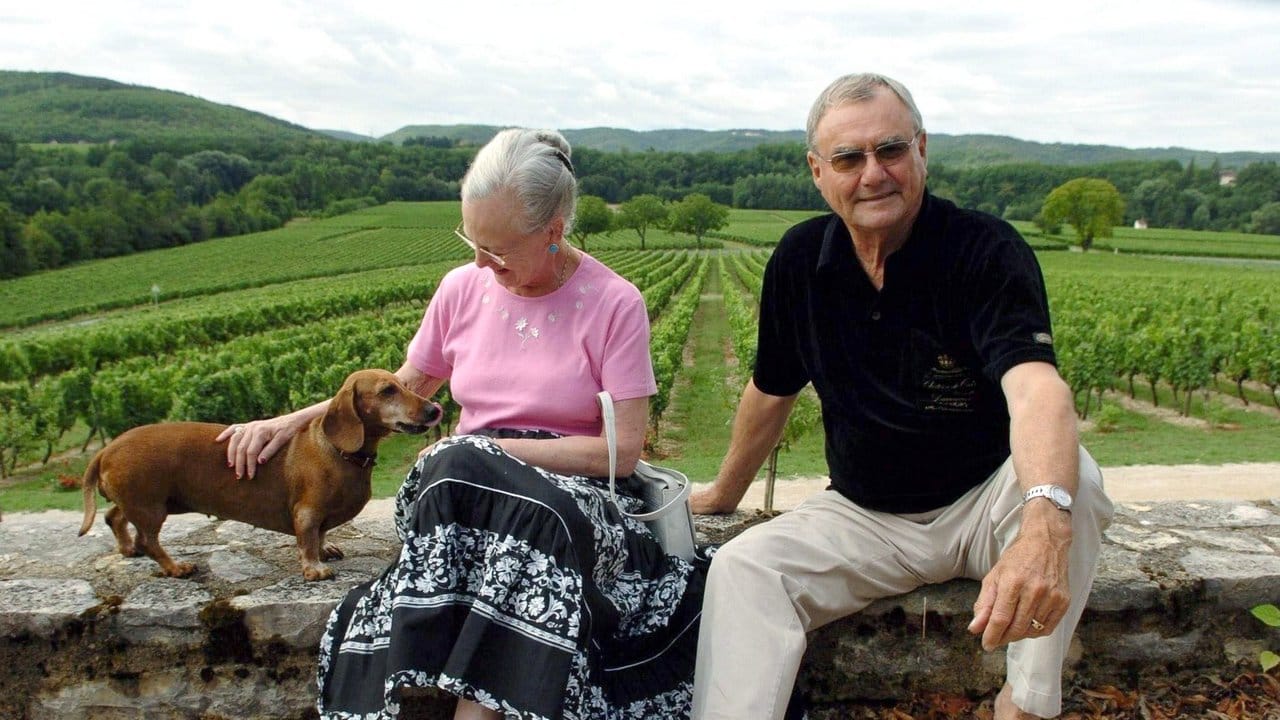 Entspannung in Frankreich: Margrethe und Henrik im Garten ihres Schlosses Caix bei Cahors.