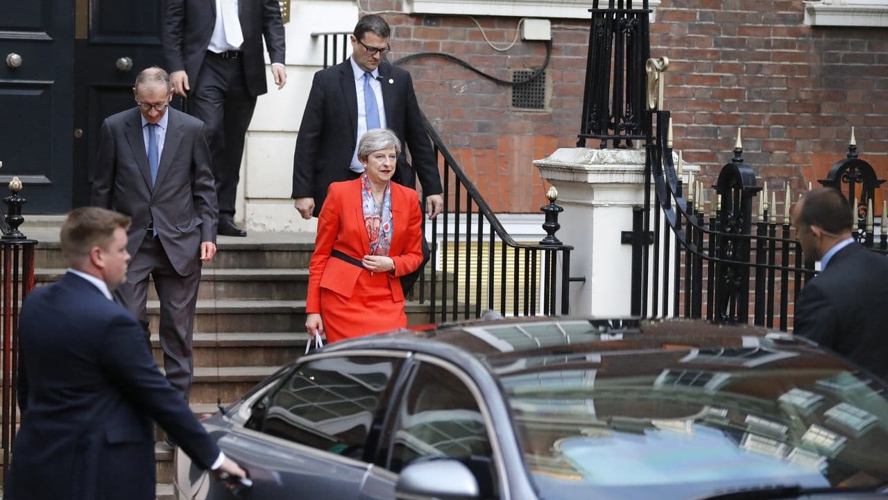 Theresa May verlässt die Zentrale ihrer Partei in Westminster.