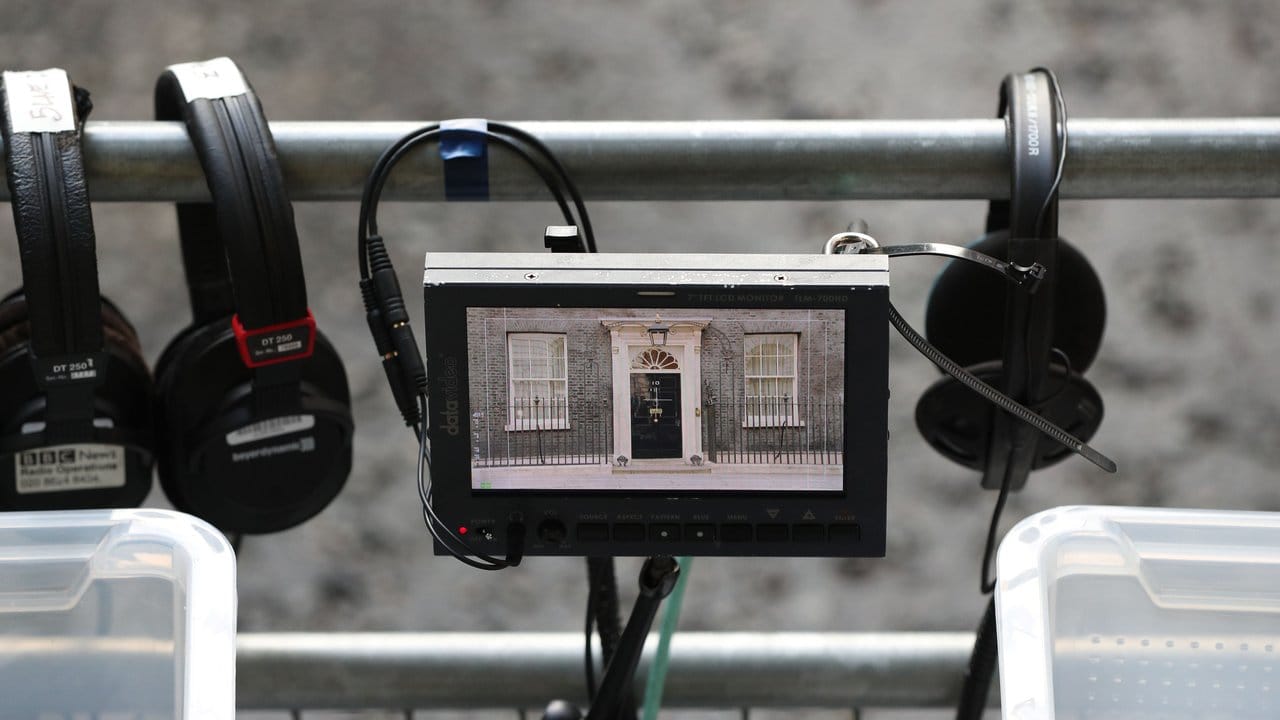 Der Monitor einer Fernsehkamera zeigt ein Live-Bild der Tür der Downing Street No 10.