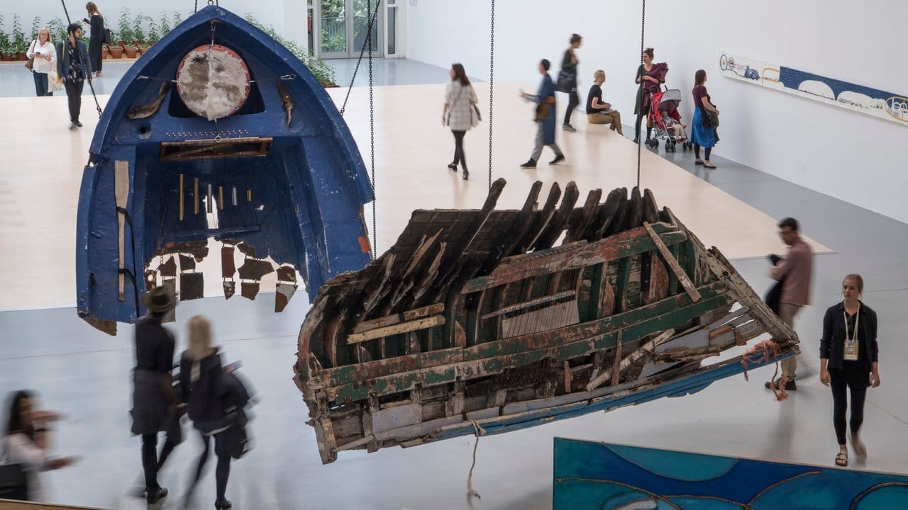 Eine Installation von Guillermo Galindo: Die Wracks stammen von Flüchtlingsbooten von der griechischen Küste.