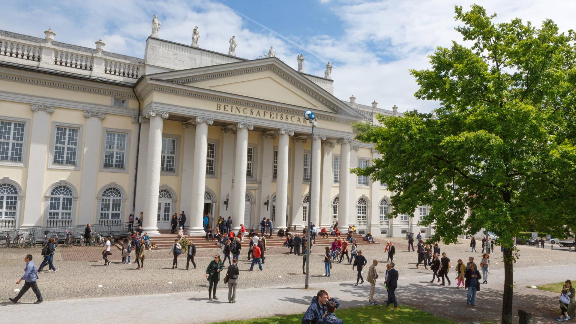 Zur documenta trägt das altehrwürdige Fridericianum eine andere Inschrift im Giebel: "Being safe is scary", zu deutsch, sicher zu sein ist beängstigend.