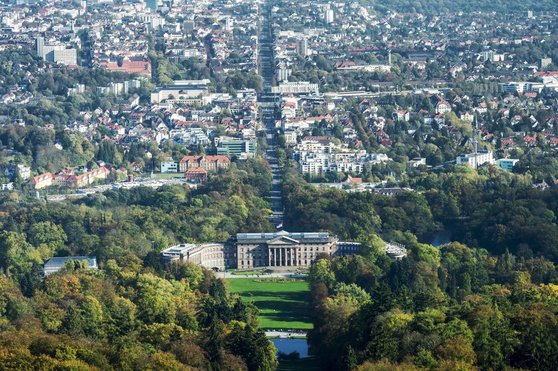 Grandiose Sichtachse in Kassel: Schloss Wilhelmshöhe, dahinter die Wilhelmshöher Allee