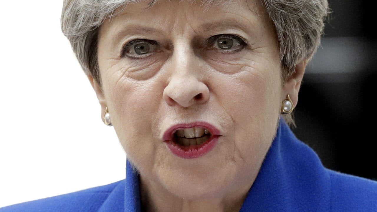 Schwer geschlagen und doch angriffslustig: Die britische Ministerpräsidentin Theresa May will mit einer Stimme Mehrheit in einer Koalition weiter regieren.