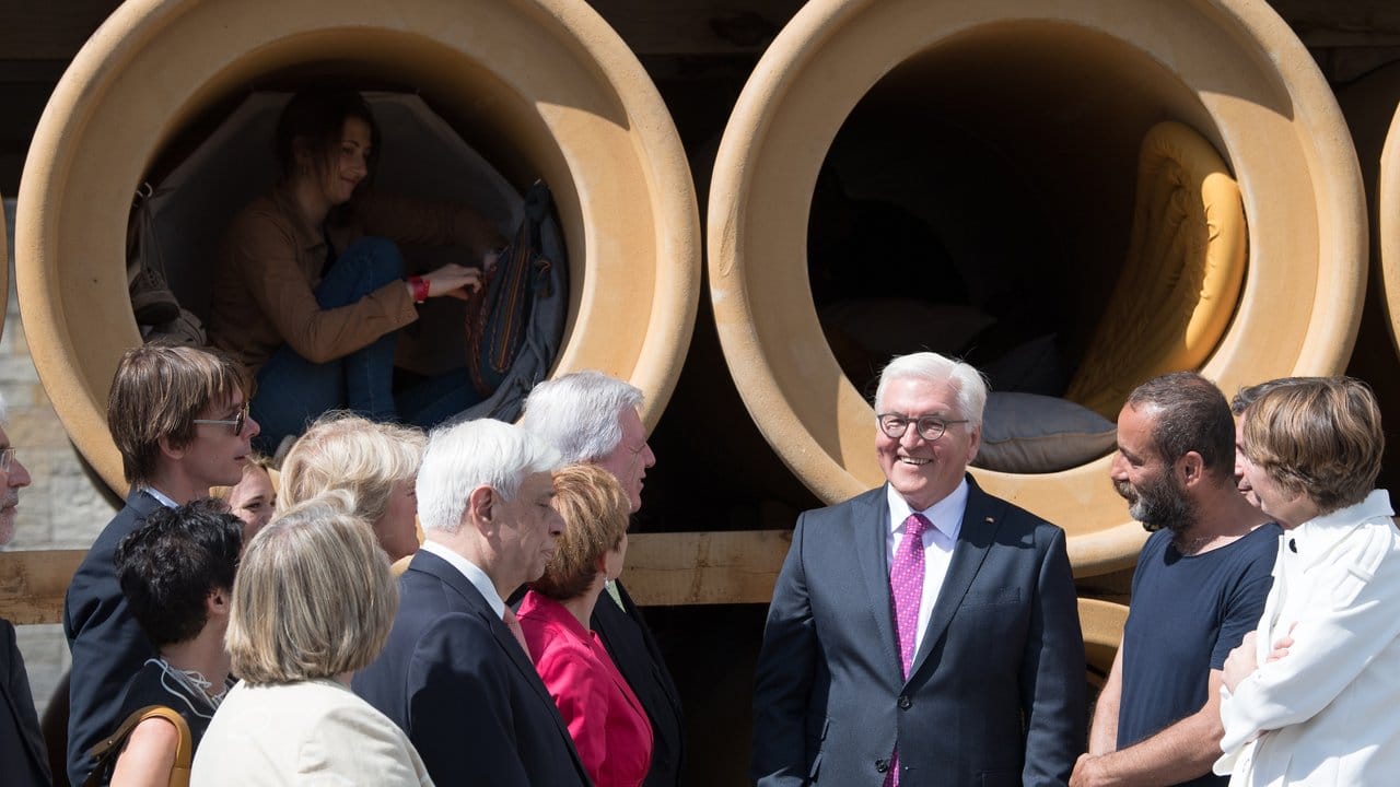 Bundespräsident Frank-Walter Steinmeier vor den Röhren des Installationskünstlers Hiwa K. Bundespräsident Frank-Walter Steinmeier vor den Röhren des Installationskünstlers Hiwa K.