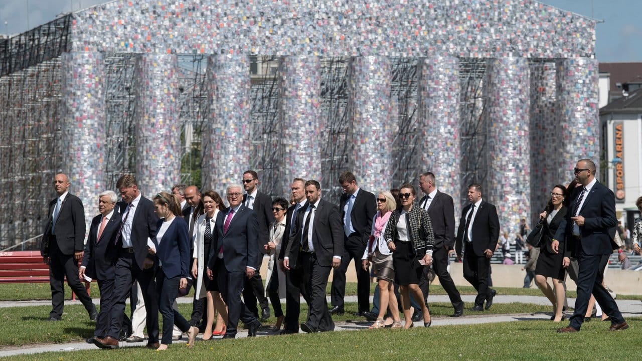 Die Ehrengäste um den Bundespräsidenten Steinmeier beim Rundgang. Die Ehrengäste um den Bundespräsidenten Steinmeier beim Rundgang.