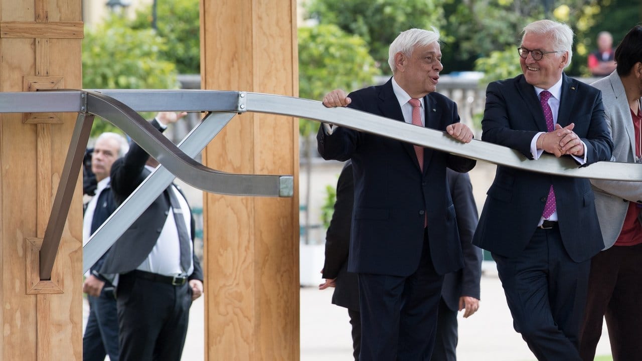 Bundespräsident Frank-Walter Steinmeier (r) und der griechische Präsident Prokopis Pavlopoulos tauschen sich aus. Bundespräsident Frank-Walter Steinmeier (r) und der griechische Präsident Prokopis Pavlopoulos tauschen sich aus.