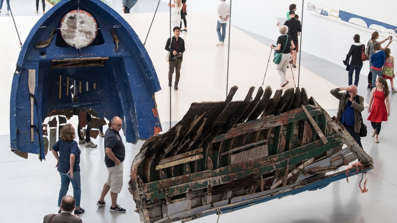 Die Wracks von Guillermo Galindo sind Flüchtlingsboote von der griechischen Küste, in die Musikinstrumente integriert wurden. Die Wracks von Guillermo Galindo sind Flüchtlingsboote von der griechischen Küste, in die Musikinstrumente integriert wurden.