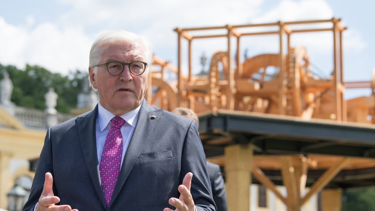 Bundespräsident Frank-Walter Steinmeier vor Antonio Vega Macotelas "Mill of Blood" (Mühle des Blutes). Bundespräsident Frank-Walter Steinmeier vor Antonio Vega Macotelas "Mill of Blood" (Mühle des Blutes).