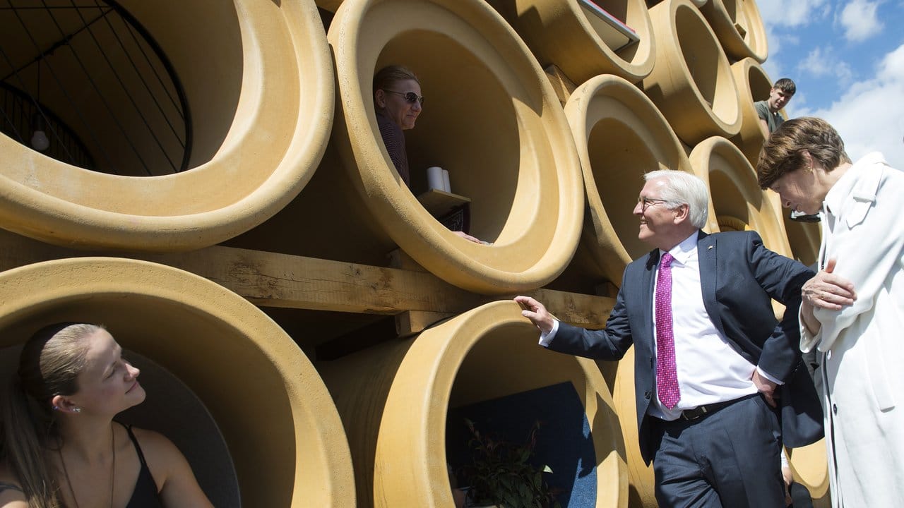 Bundespräsident Frank-Walter Steinmeier und seine Frau Elke Büdenbender im Gespräch mit "Bewohnern" der Röhren-Installation von Hiwa K. Bundespräsident Frank-Walter Steinmeier und seine Frau Elke Büdenbender im Gespräch mit "Bewohnern" der Röhren-Installation von Hiwa K.