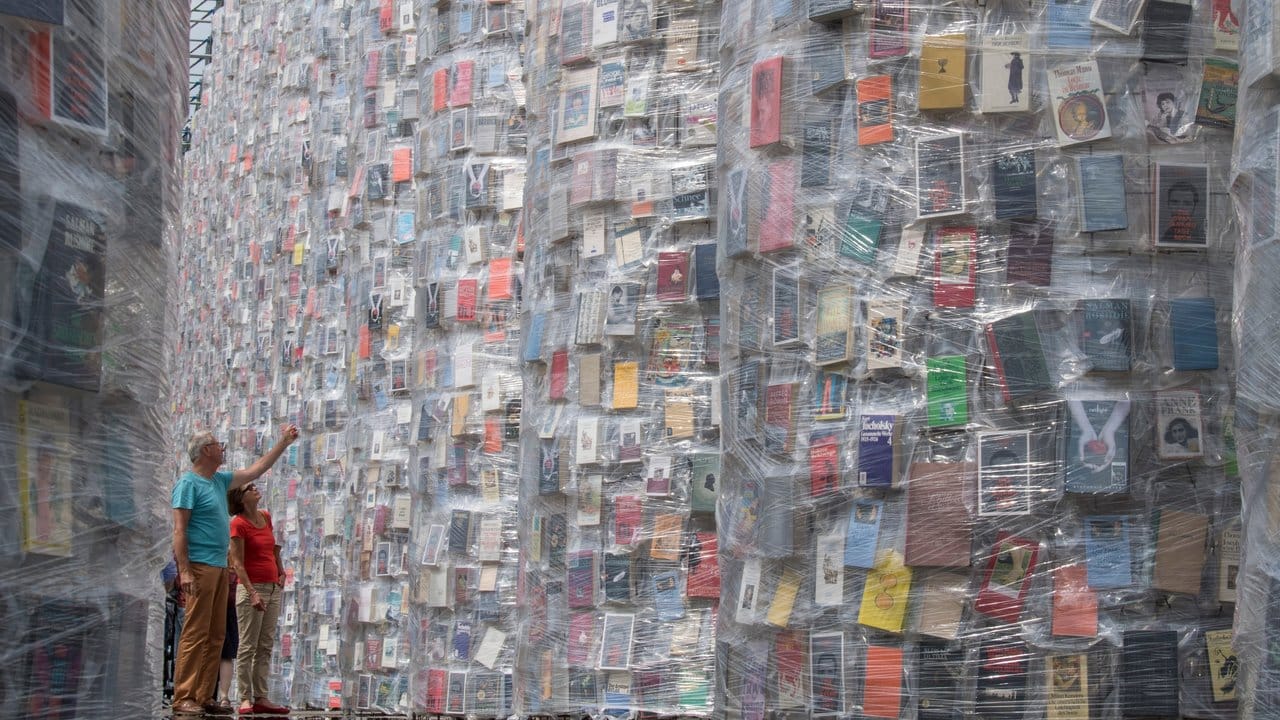 Aus 50 000 Büchern soll letztlich der "Parthenon der Bücher" bestehen. Aus 50 000 Büchern soll letztlich der "Parthenon der Bücher" bestehen.