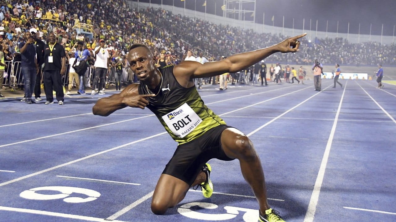 Nach dem letzten Sprintsieg in Jamaika zeigt Usain Bolt wieder seine berühmte Siegerpose.