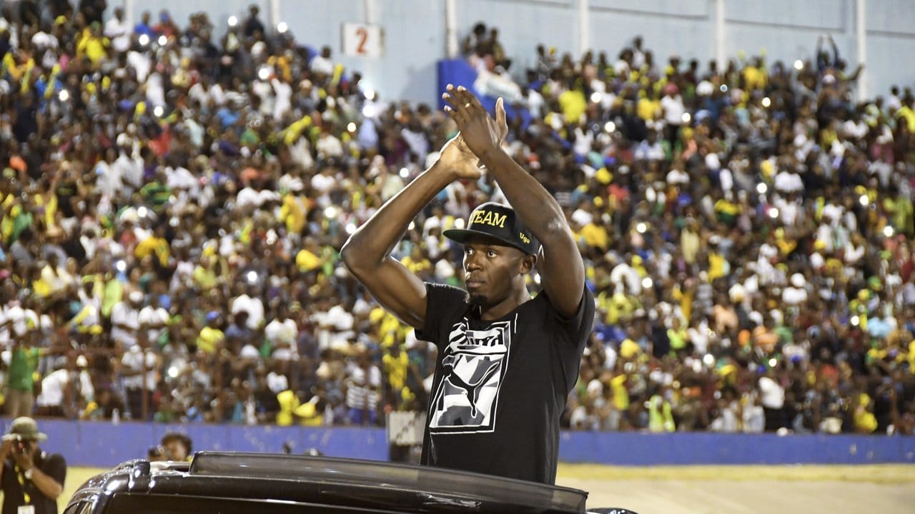 Usain Bolt verabschiedet sich im Nationalstadion von Kingston von seinen Fans.