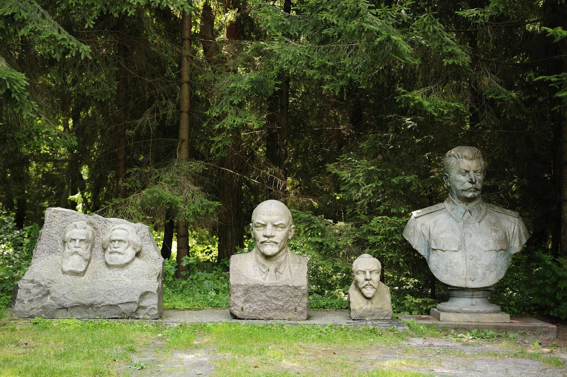 Die Büsten von Engels, Marx, Lenin, Kapsukas und Stalin in der Skulpturensammlung Grutas Park in Litauen.