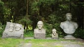 Die Büsten von Engels, Marx, Lenin, Kapsukas und Stalin in der Skulpturensammlung Grutas Park in Litauen.