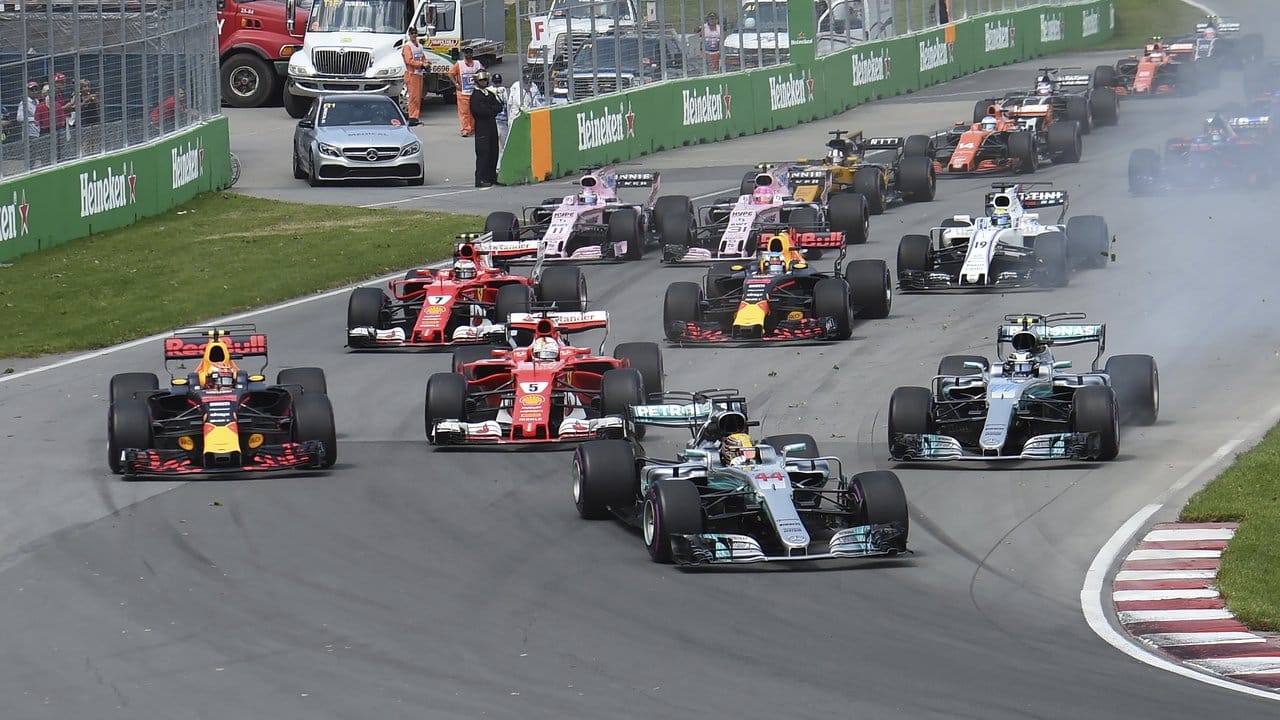 Sebastian Vettel kollidierte kurz nach dem Start mit Max Verstappen.