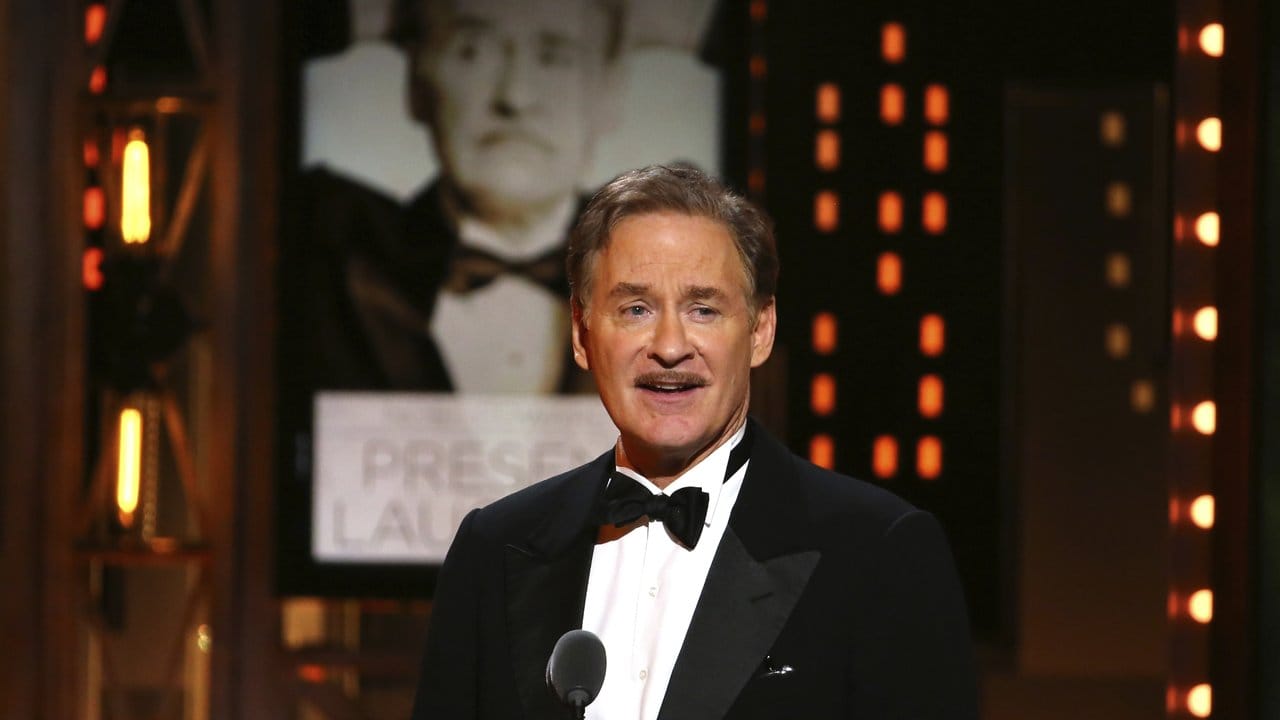 Kevin Kline gewann einen Tony für seine Rolle in "Present Laughter". Kevin Kline gewann einen Tony für seine Rolle in "Present Laughter".