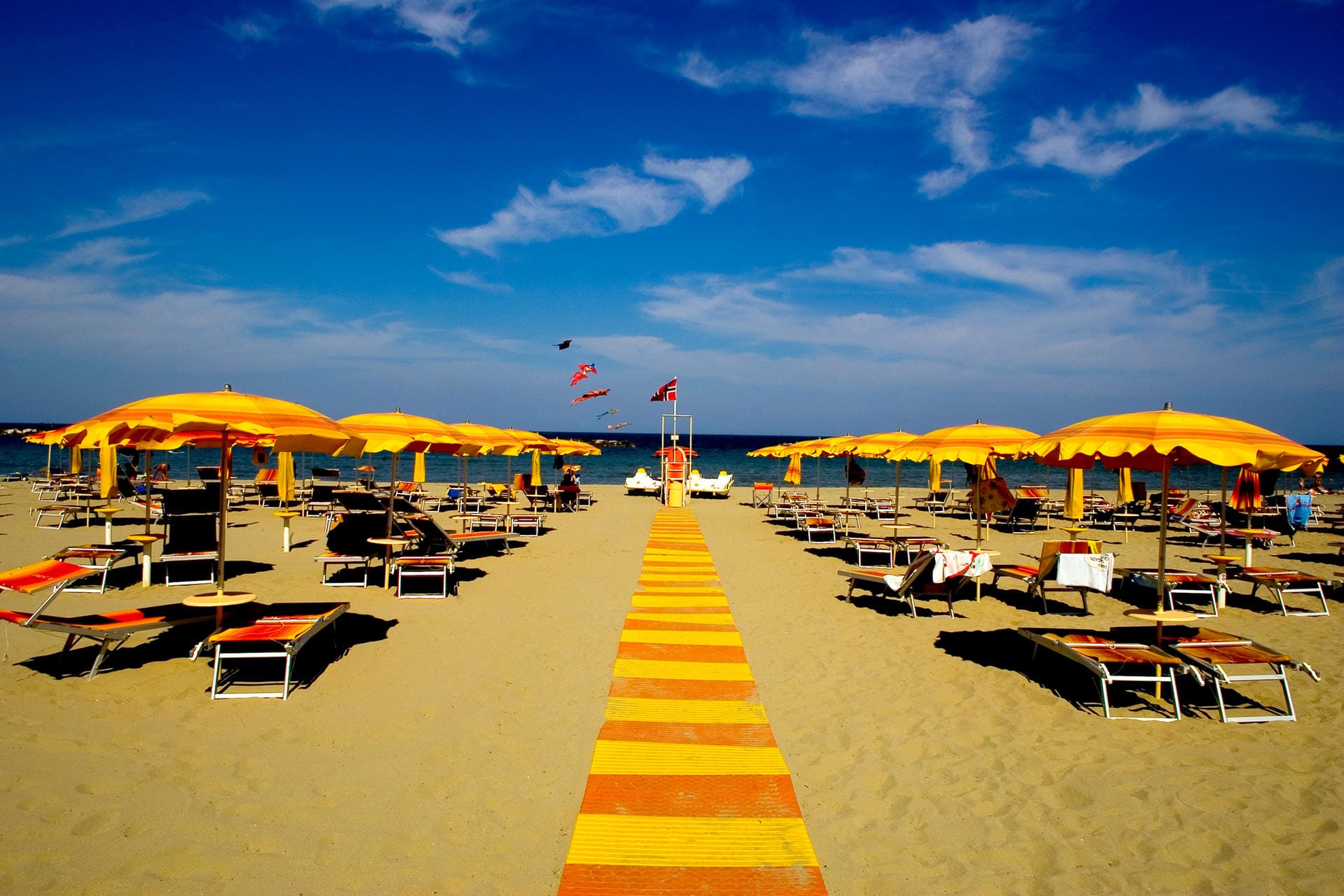 Am Strand von RImini können Urlauber die Sonne genießen.