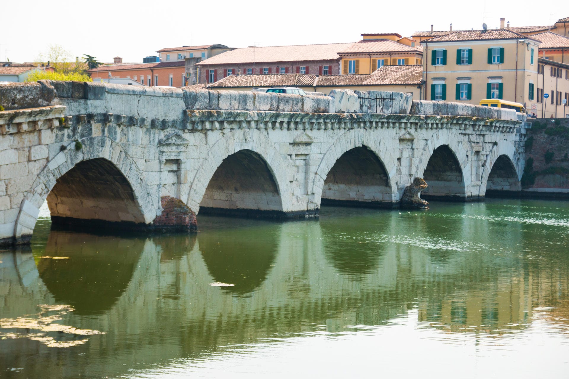 Die Tiberiusbrücke führt über den alten Teil der Marecchia in Rimini.
