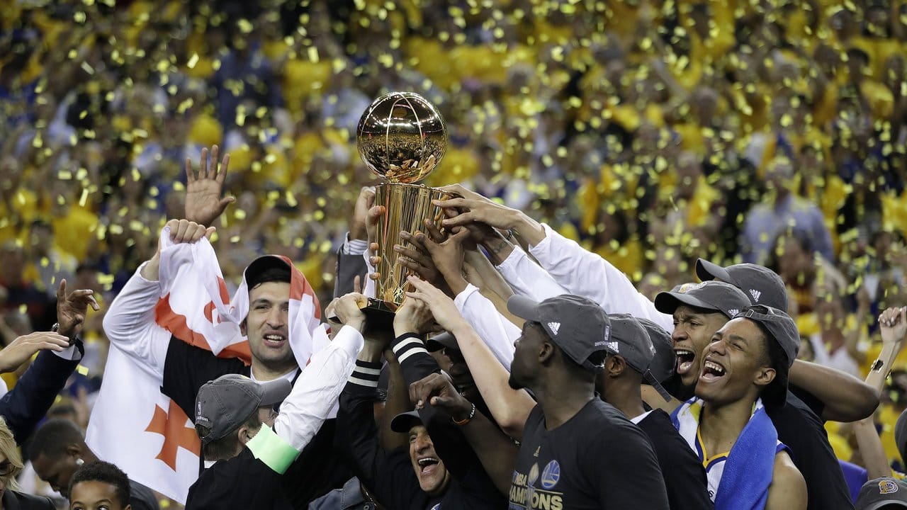 Die Golden State Warriors feiern den Gewinn der NBA-Meisterschaft.