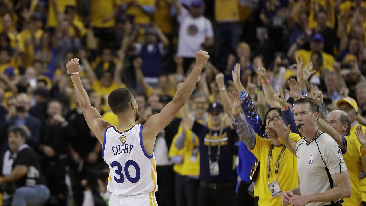 Spielmacher Stephen Curry kam auf 34 Punkte und zehn Assists beim Heimerfolg der Warriors.