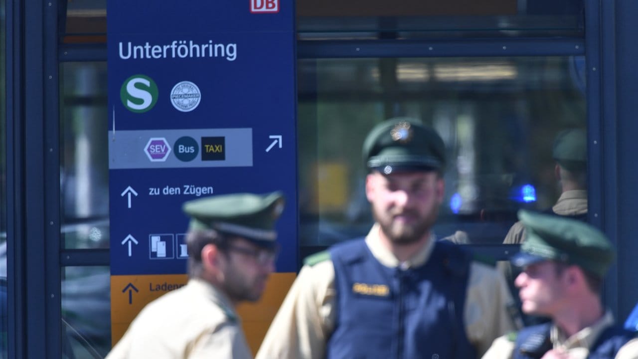 Polizisten am S-Bahnhof in Unterföhring bei München. Polizisten am S-Bahnhof in Unterföhring bei München.