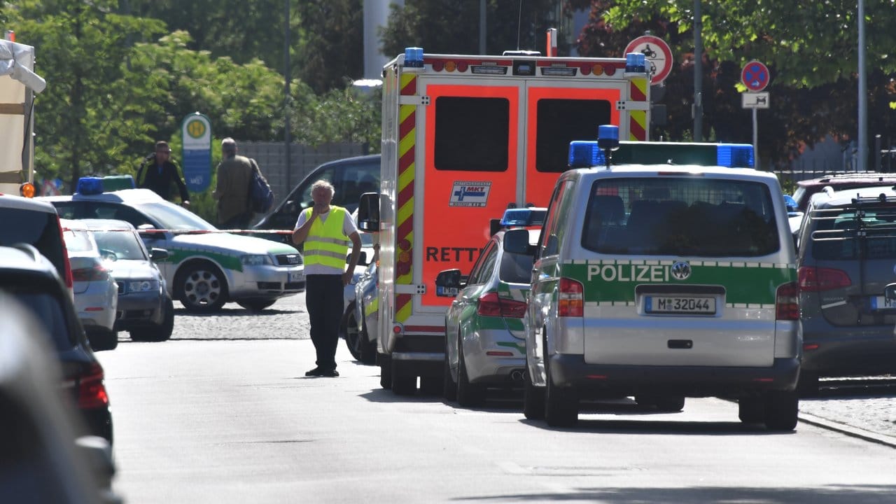 Der Polizistin wurde mit einer Polizeiwaffe in den Kopf geschossen. Der Polizistin wurde mit einer Polizeiwaffe in den Kopf geschossen.
