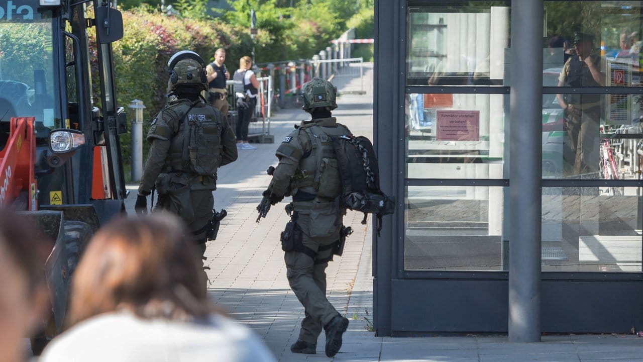 Die Polizei hat keinerlei Hinweise auf einen terroristischen Hintergrund. Die Polizei hat keinerlei Hinweise auf einen terroristischen Hintergrund.