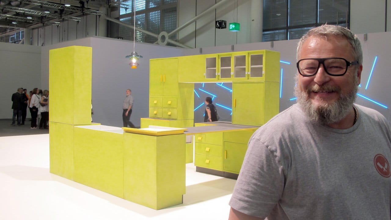 Der deutsche Bildhauer Tobias Rehberger ist mit einer Küche zur Art Basel gekommen.
