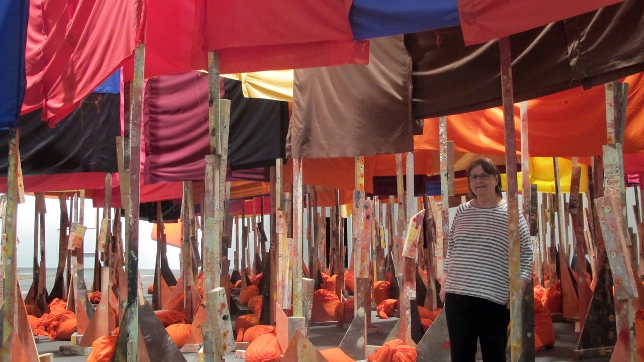 Die britische Künstlerin Phyllida Barlow in ihrer Installation "100 Fahnen".