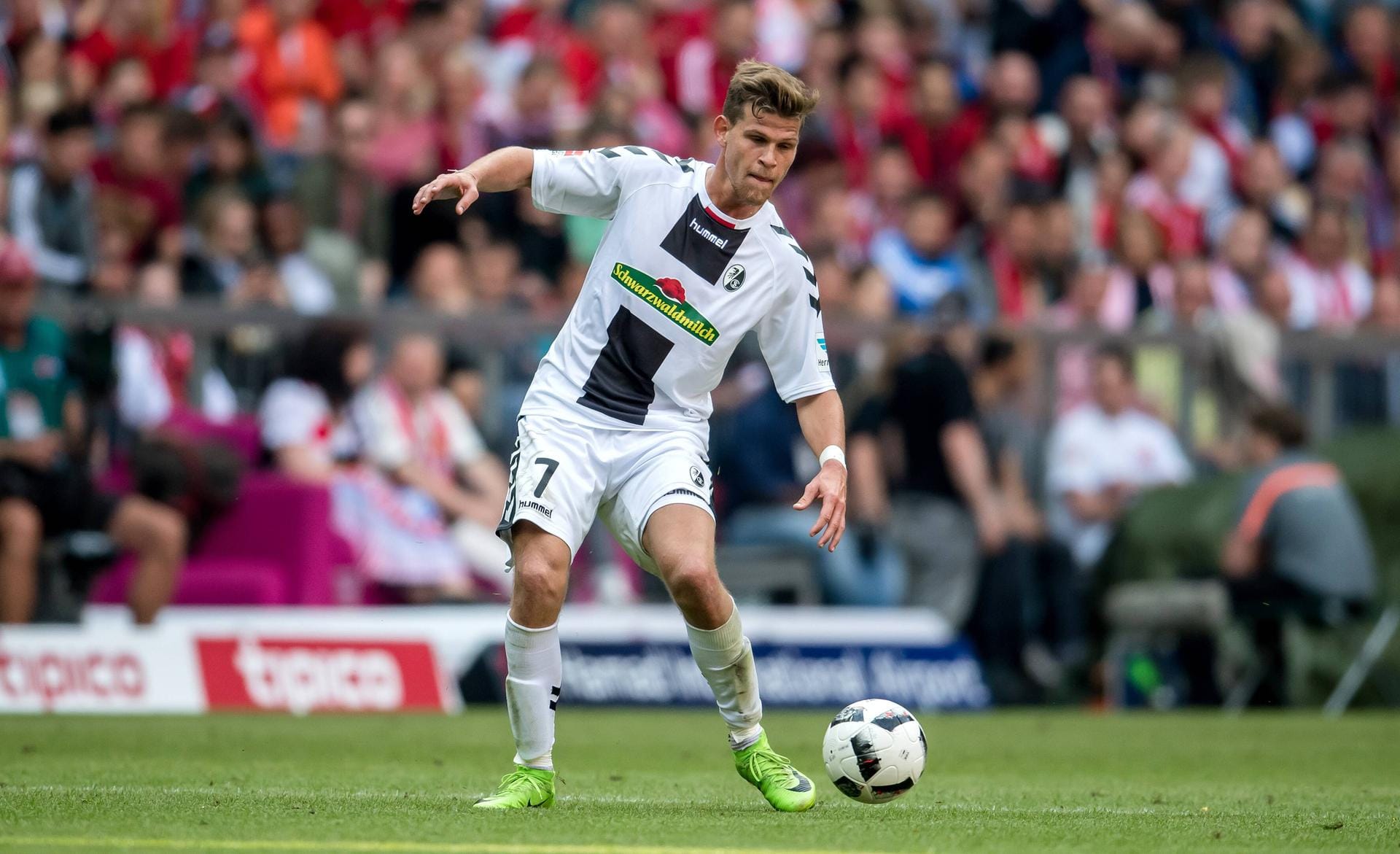 SC Freiburg Neuzugänge: - Abgänge: Philipp (Dortmund), Grifo (Gladbach), Torrejon (Union), Falahen (ohne Verein) FOTO: Florian Niederlechner war in der letzten Saison aus Mainz ausgeliehen. Der Stürmer wurde nun fest verpflichtet.