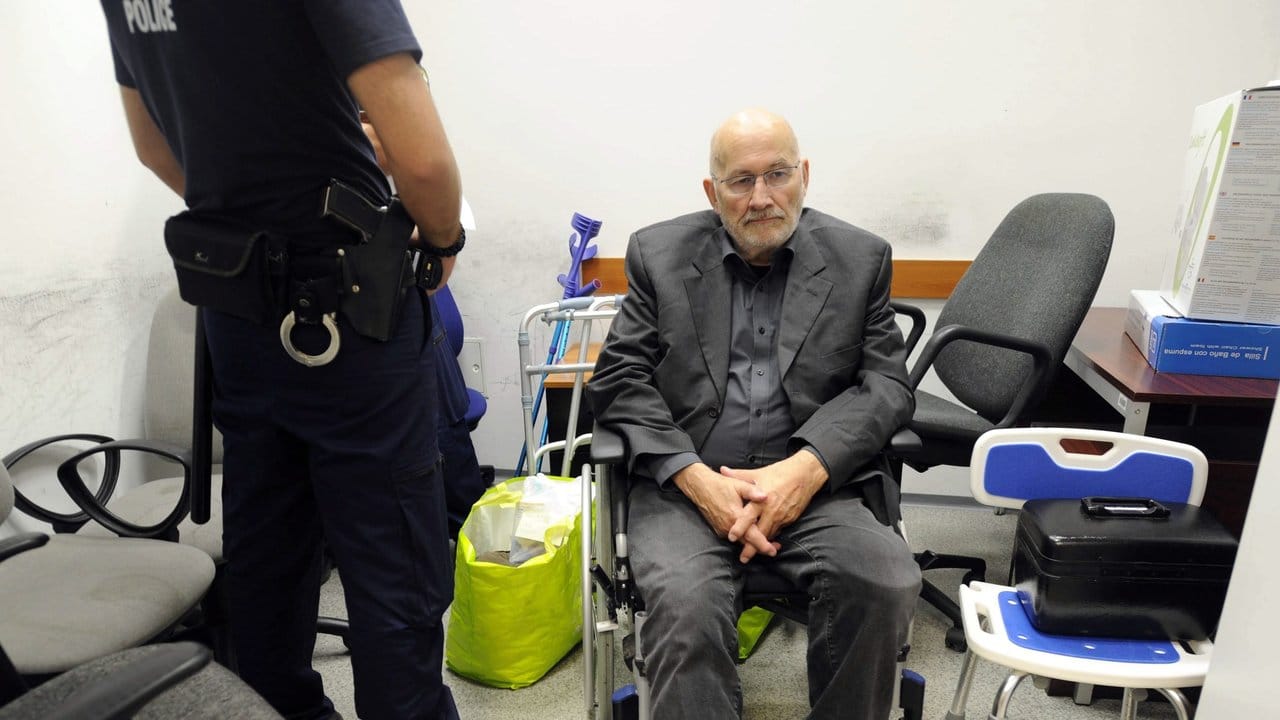 Vor der Auslieferung: Der deutsche Rechtsextremist Horst Mahler am Flughafen von Budapest.