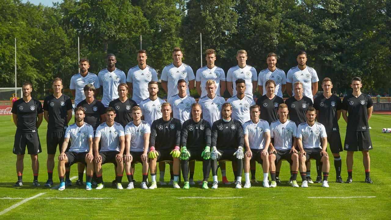 Die deutsche Fußball-Nationalmannschaft, Besetzung Confed Cup 2017, hat sich in Kelsterbach zum Mannschaftsfoto aufgestellt.