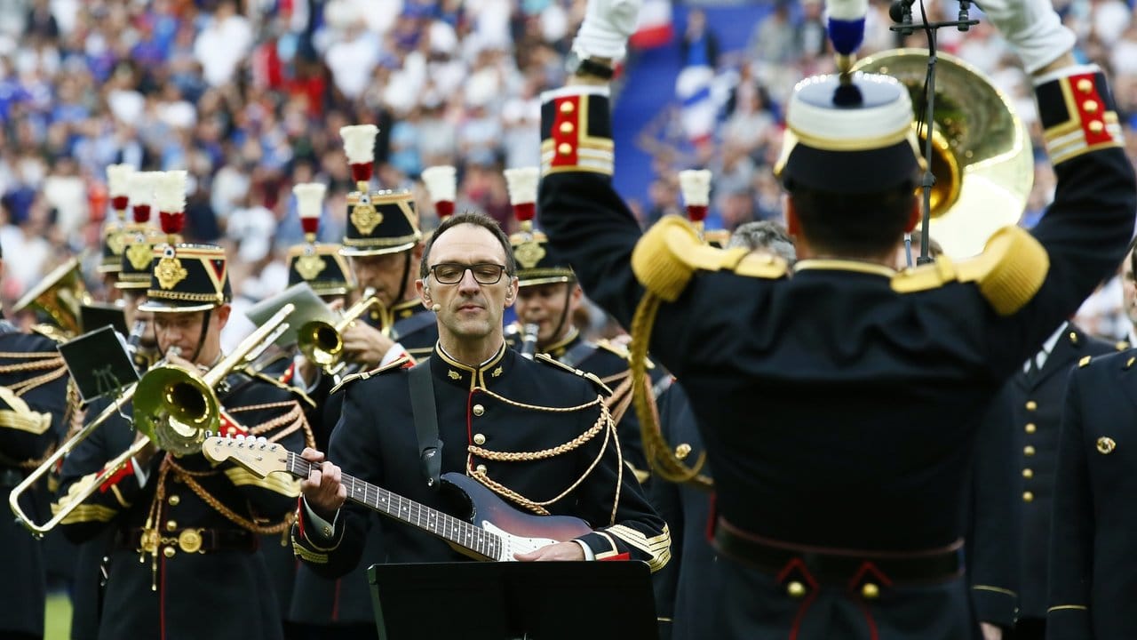 Musiker der Republikanischen Garde spielen beim Einlaufen der Teams einen Oasis-Song.