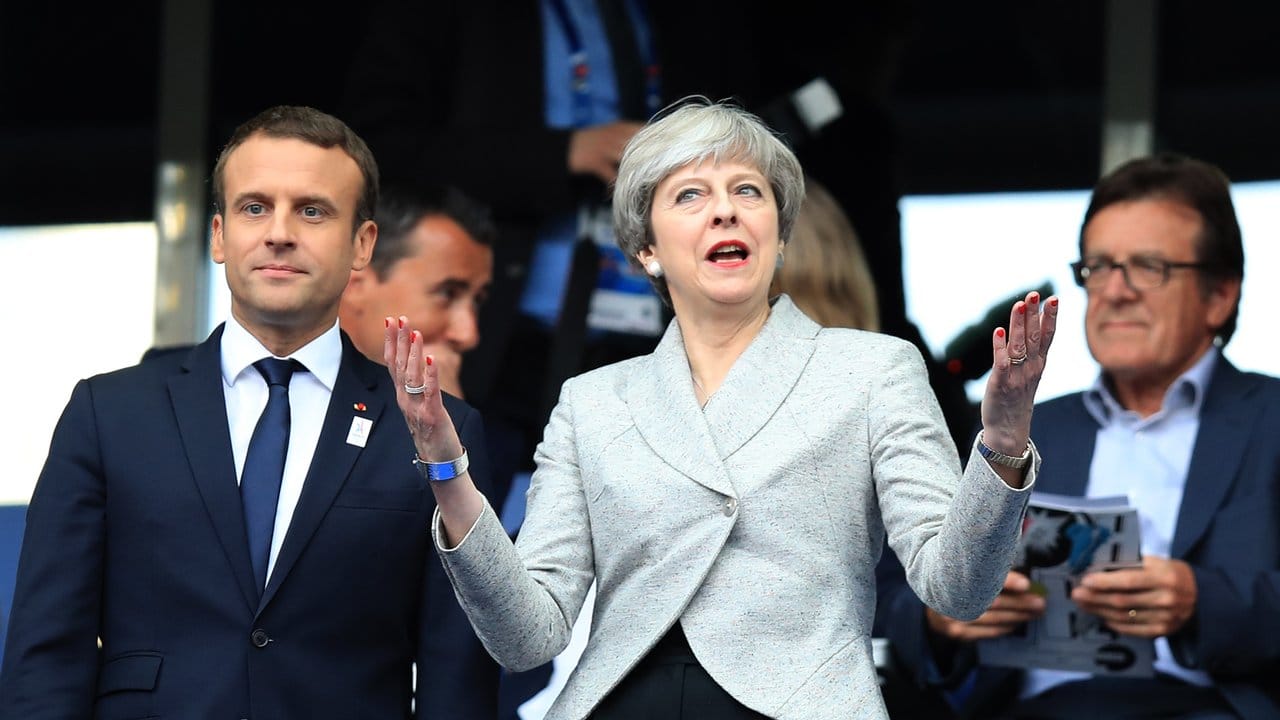 Der französische Präsident Emmanuel Macron (l) kam mit der britischen Premierministerin Theresa May zum Spiel.