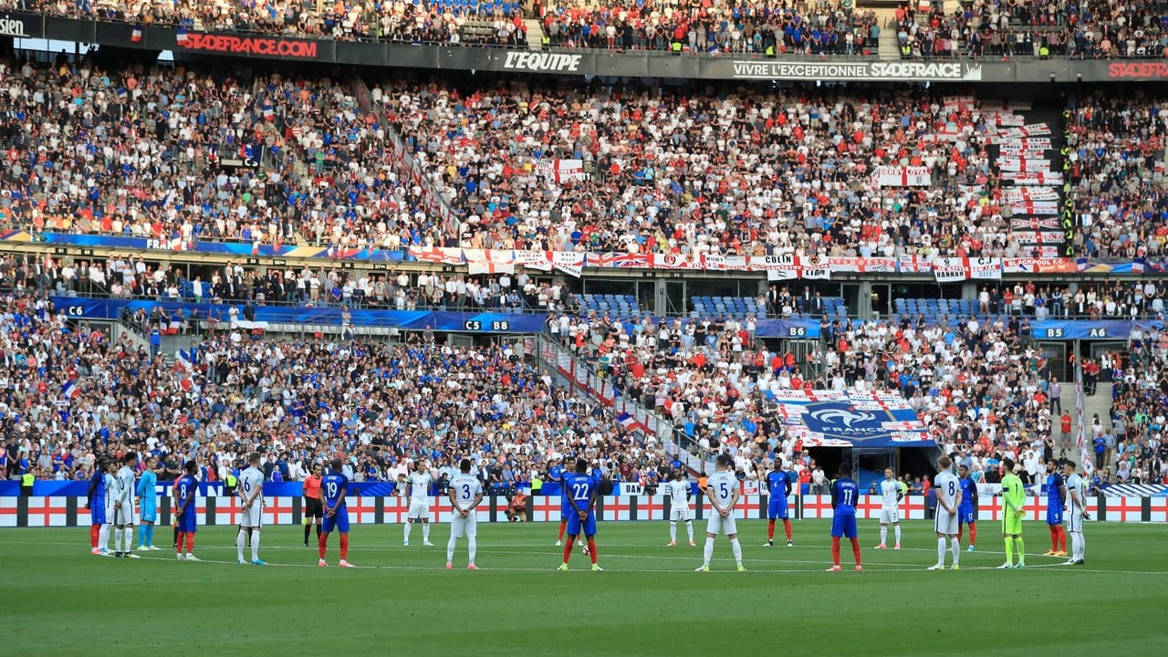 Vor Spielbeginn gedachten Spieler und Zuschauer mit einer Schweigeminute der Opfer der Anschläge von London und Manchester.