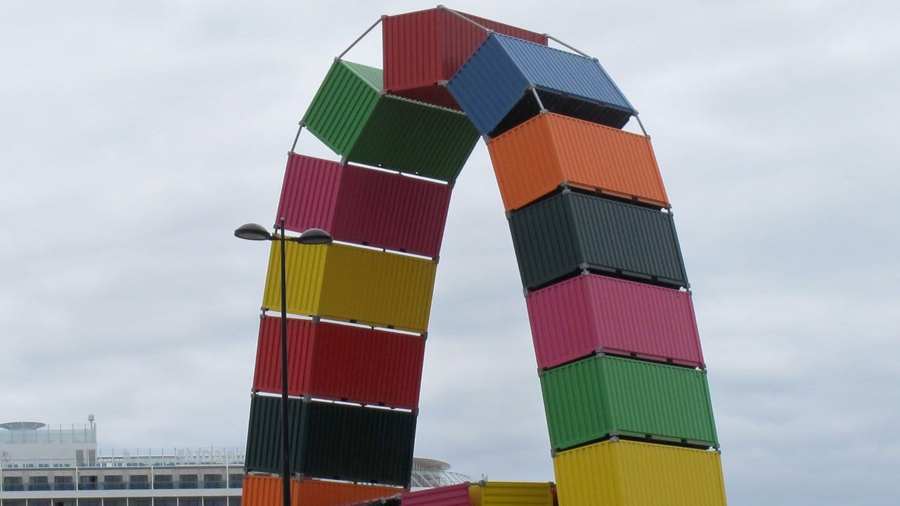 Eine Container-Installation von Vincent Ganivet an der historischen Uferstraße in Le Havre.
