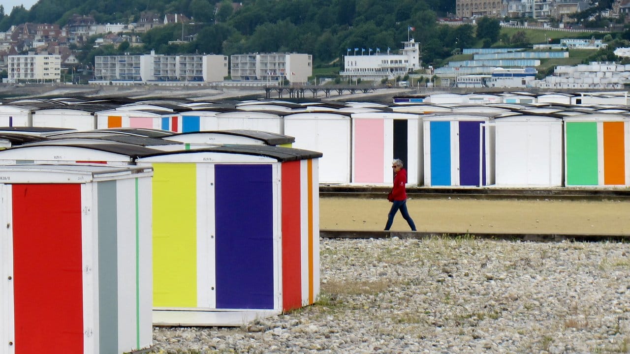 Badehütten die von dem niederländischen Künstler Karel Martens gestaltet wurden.