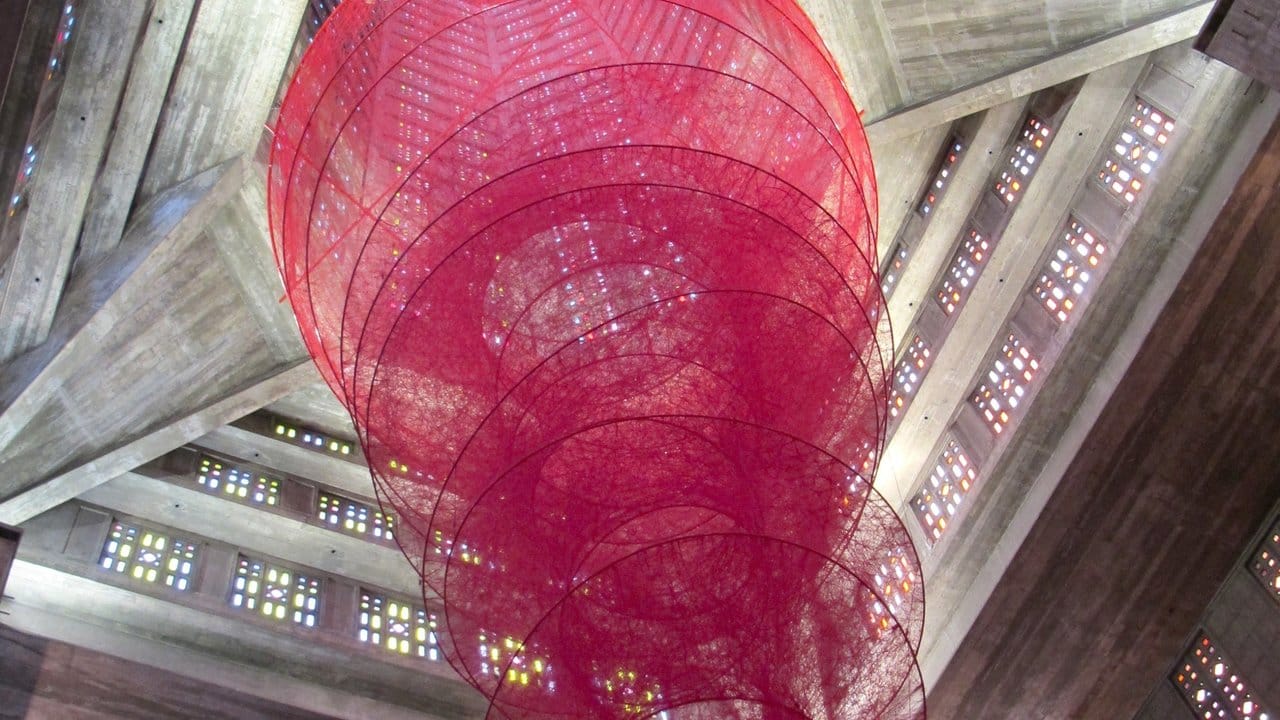 Die Installation "Accumulation of Power", der in Berlin lebenden japanischen Künstlerin Chiharu Shiota.