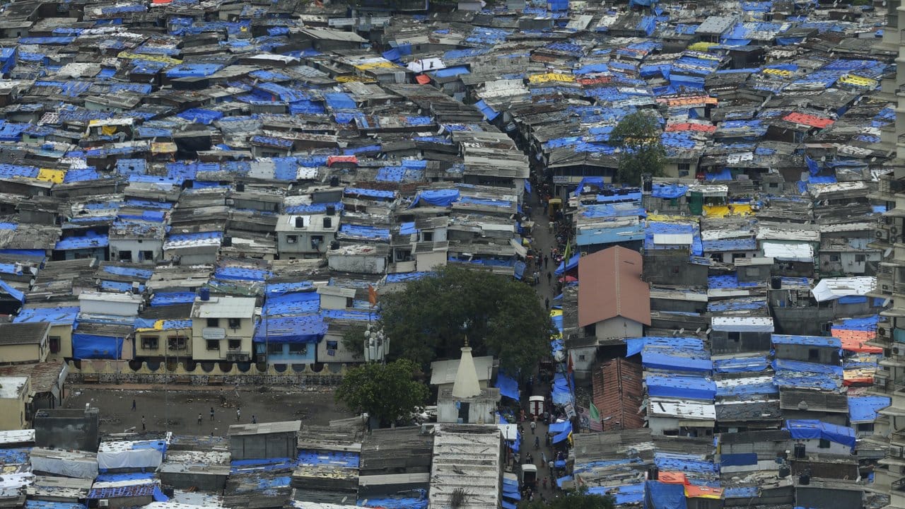 Die Dächer eines Slums in Mumbai sind mit Plastikplanen abgedeckt, um sie vor dem Monsunregen zu schützen.
