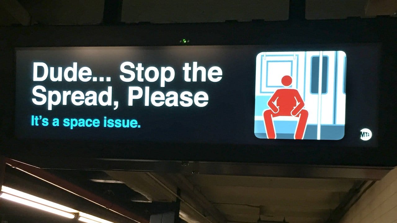 Eine Anzeige in einer U-Bahn-Station in Manhattan weist auf das sogenannte "Manspreading" hin.