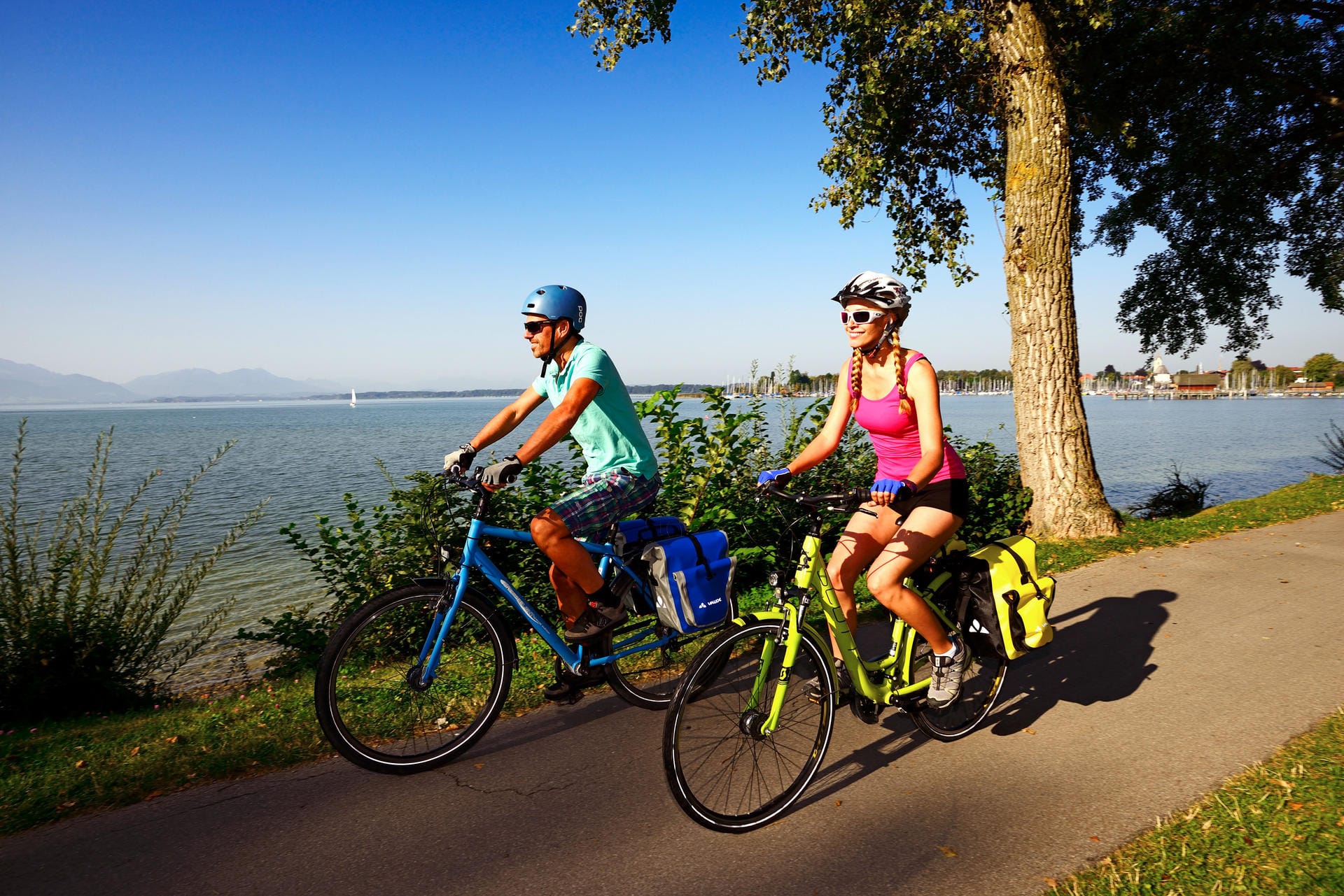 Auf zwei Rädern um den Chiemsee – wie hier bei Seebruck erkunden viele Touristen das "Bayerische Meer" gerne vom Fahrradsattel aus.
