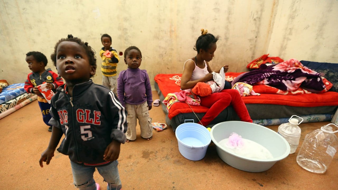 Flüchtlingskinder in einem Auffanglager im libyschen Zawiyah, etwa 45 Kilometer von Tripolis. Flüchtlingskinder in einem Auffanglager im libyschen Zawiyah, etwa 45 Kilometer von Tripolis.