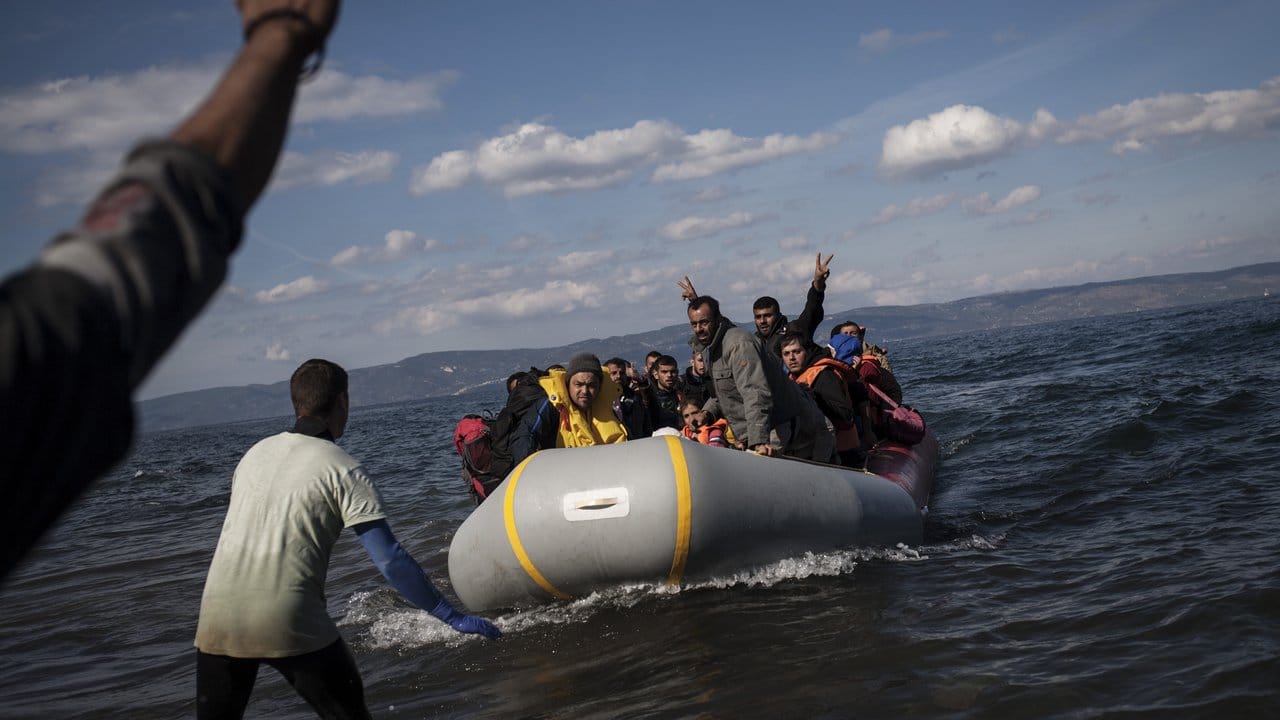 Ein überfülltes Schlauchboot mit Flüchtlingen erreicht die griechische Mittelmeerinsel Lesbos. Ein überfülltes Schlauchboot mit Flüchtlingen erreicht die griechische Mittelmeerinsel Lesbos.