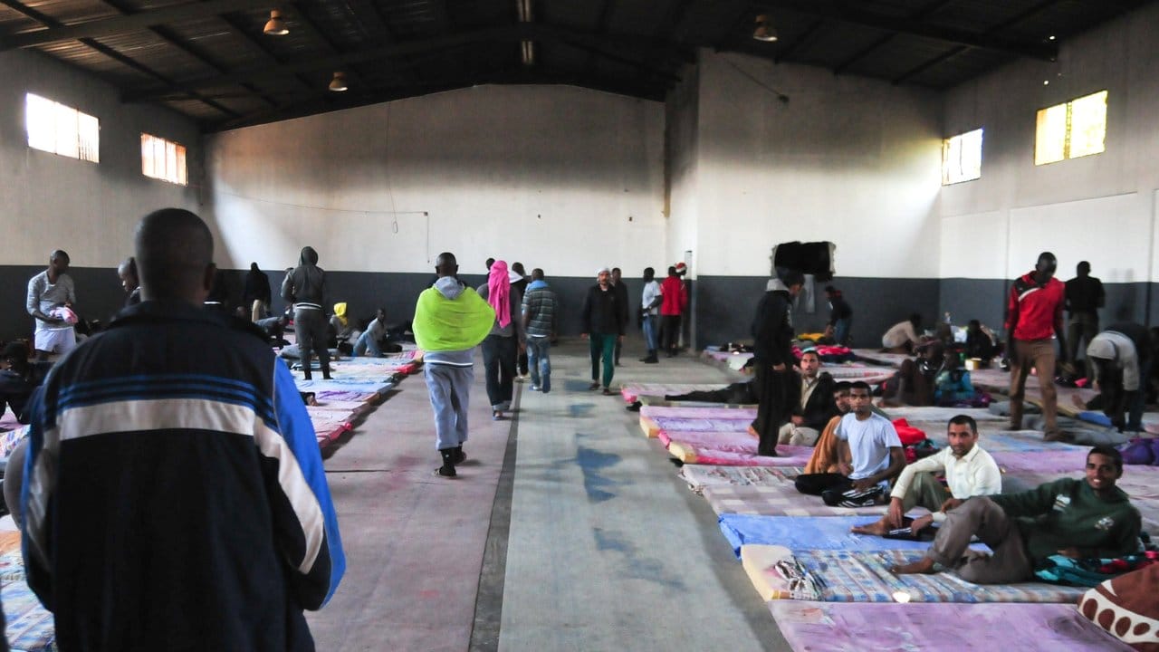 Miganten aus Afrika im Schlafsaal eines Flüchtlingslagers bei Tripolis. Miganten aus Afrika im Schlafsaal eines Flüchtlingslagers bei Tripolis.
