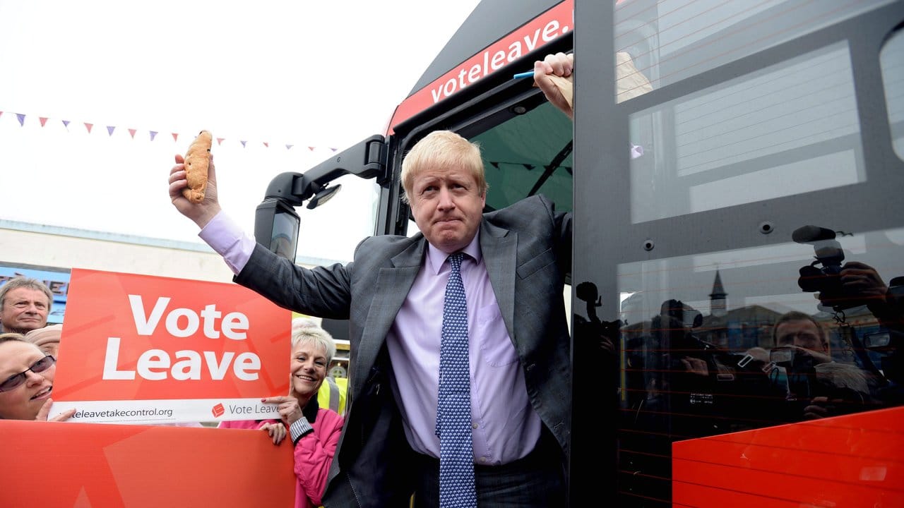 Boris Johnson, heute britischer Außenminister, posiert im Mai 2016 vor dem Bus der Brexit-Kampagne.