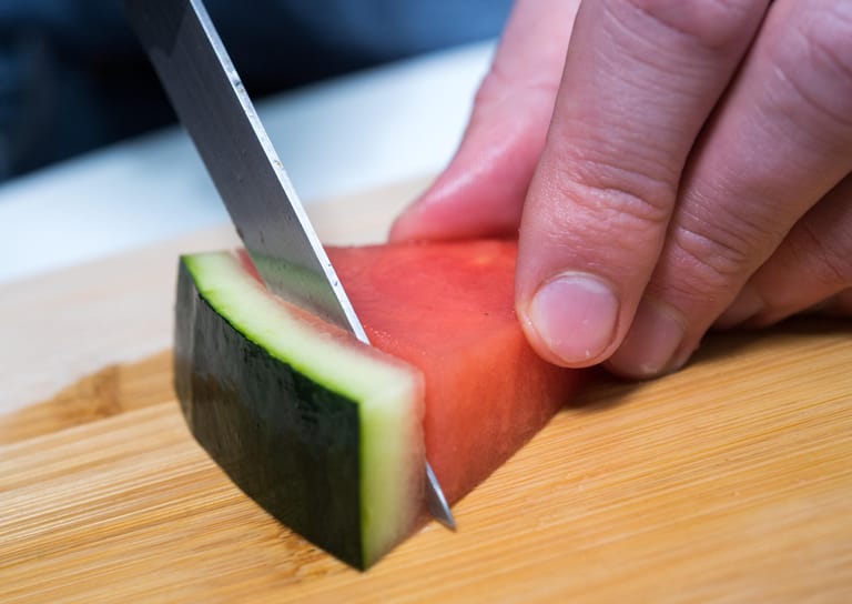 Wer die Melone nicht direkt essen sondern weiterverarbeiten will, muss die Schale weggschneiden.