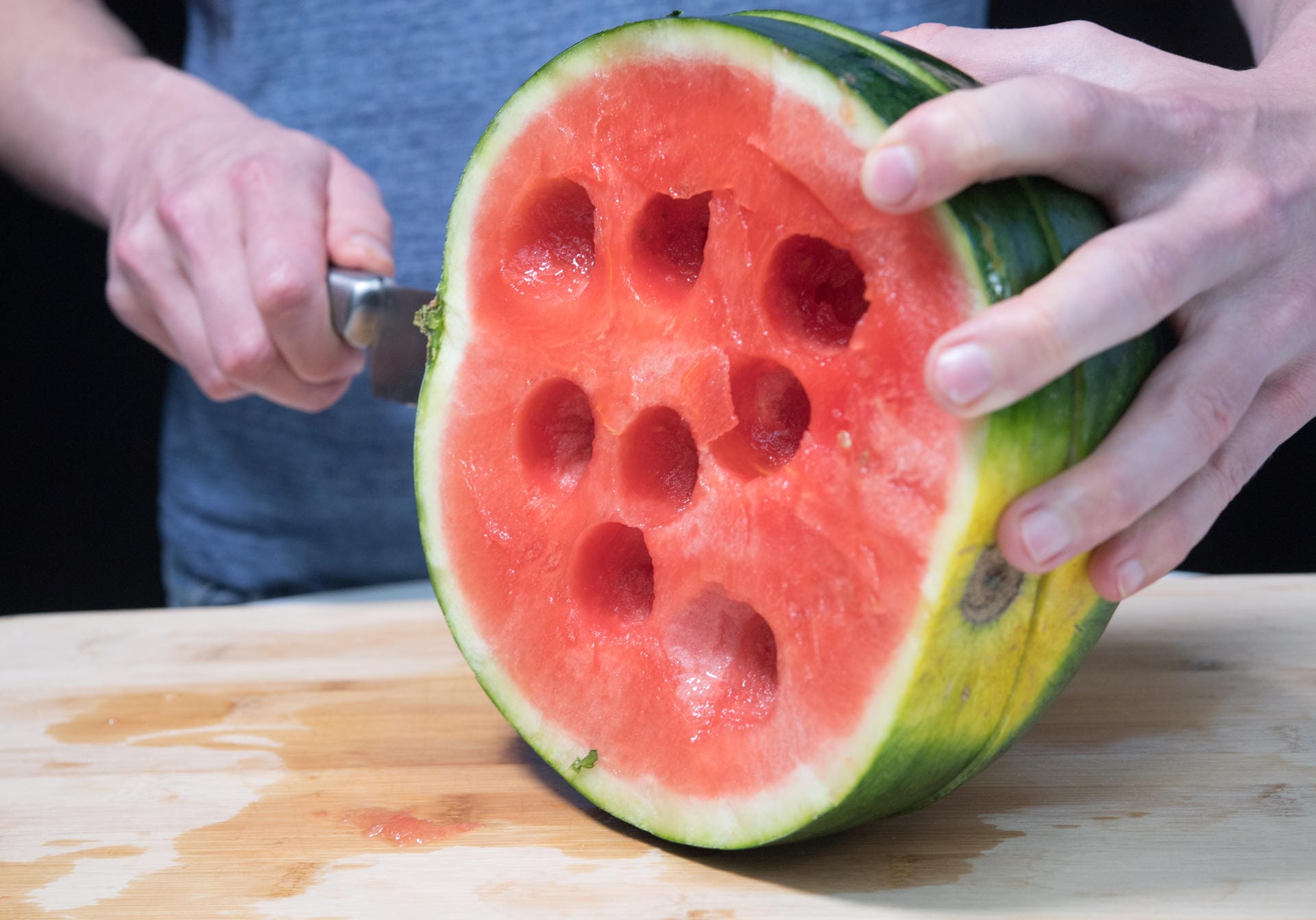 Sind auf einer Ebene keine Kugeln mehr auszustechen, dreht man die Melonenhälfte zur Seite und schneidet die Schicht, auf der man das Fleisch ausgestochen hat, ab. So erhält man erneut eine gerade Oberfläche zum Ausstechen.