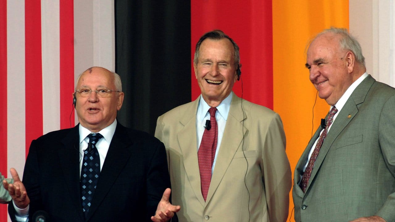 Michail Gorbatschow, George Bush und Helmut Kohl (l-r) im Jahr 2005.